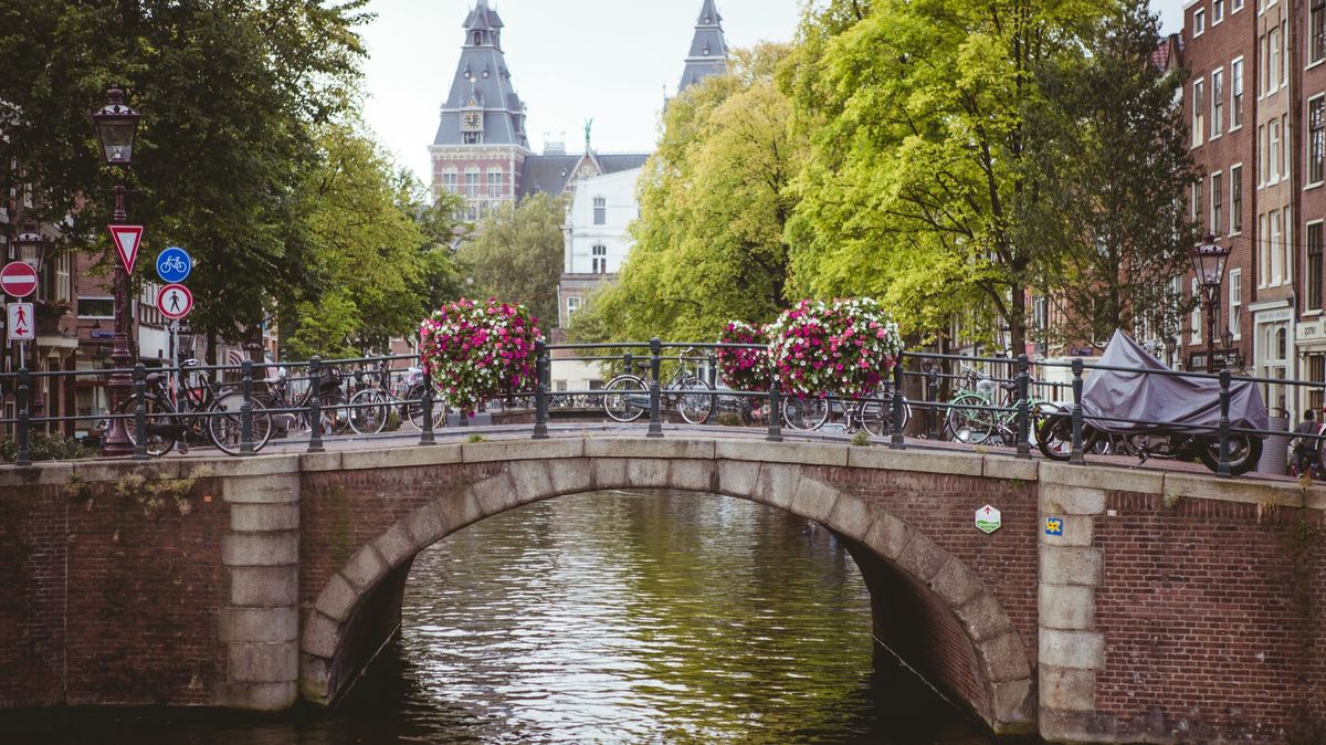 Amsterdam zakáže výstavbu nových hotelů. Chce tím bojovat s hordami turistů